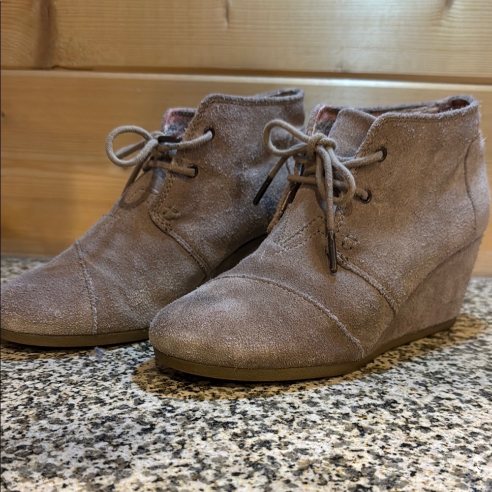 TOMS‎ Desert Wedge Suede Lace Up Booties Taupe Grey Ankle Boots